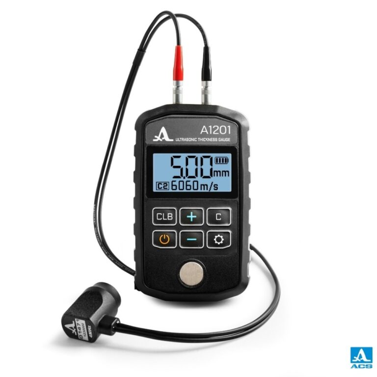 Medidor de Espesores por Ultrasonido para Metales A1201 realizando inspección industrial